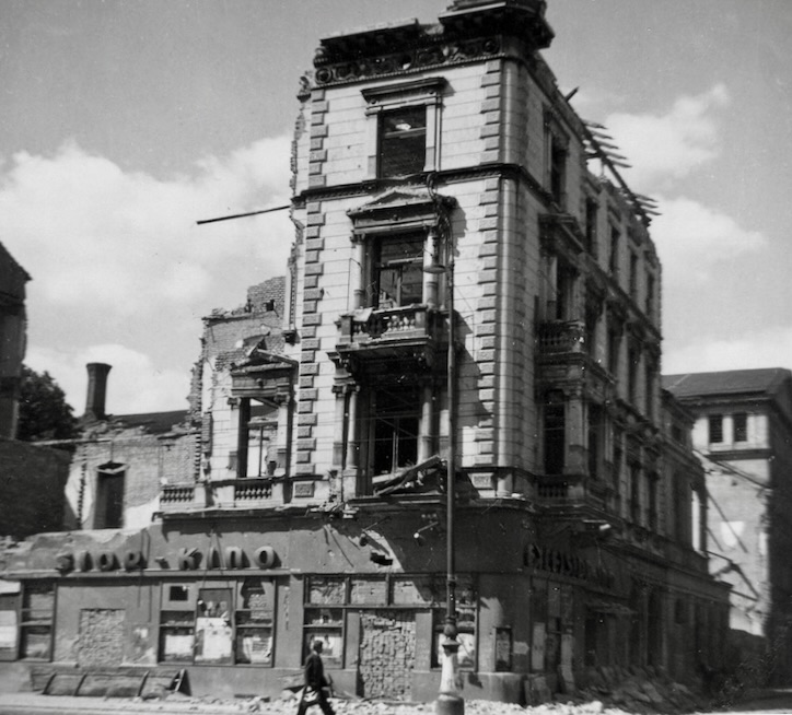 Durch Bombentreffer zerstörtes Haus der Hoerde-Fabrik an der Ecke Taborstraße und Lessinggasse.