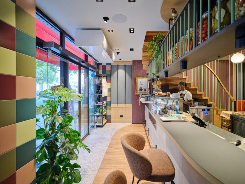 Das 2021 eröffnete Café und Bistro „Der schöne Ernst“ im Erdgeschoß des Hotel Henriette.