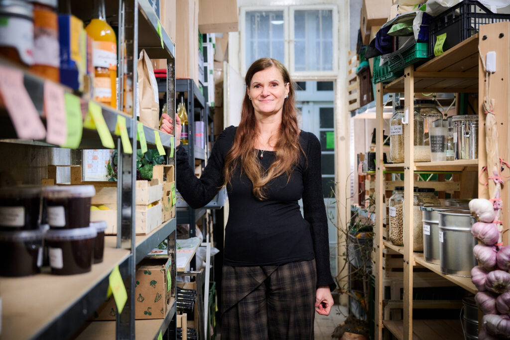 Irene Niedermayr im Lager der von ihr gegründeten Foodcoop in der Leopoldstadt.
