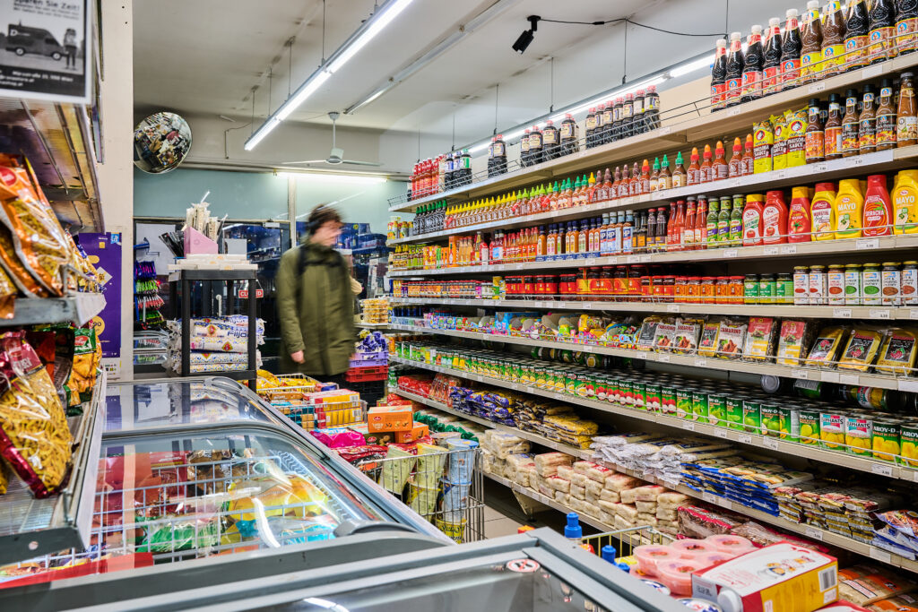 Im Supermarkt Ranastore des Pakistani Kashif Ali in der Heinestraße. 