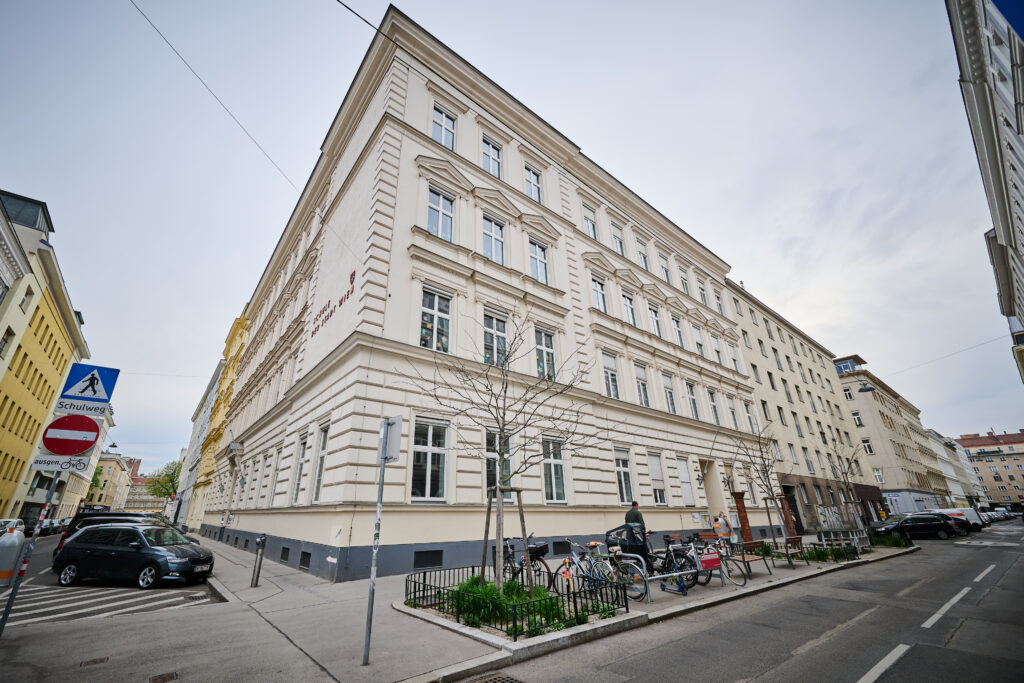 Ein Beispiel für Schulvorplätze: Die Volksschule Darwingasse. 