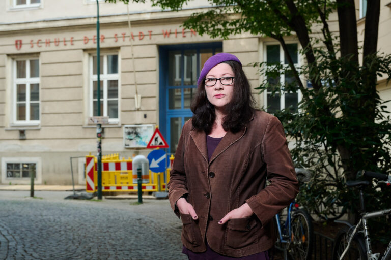 Vor der Schule Schwarzingergasse